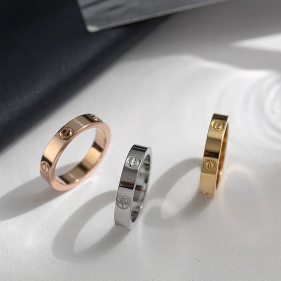 NEW Stainless Steel Screw Love Ring in Gold - Picture 5 of 5